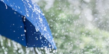 Averse și descărcări electrice Intensificări ale vântului