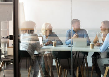 Reevaluarea capacităților de producție Schimbările continue ale pieței Reducerea forței de muncă