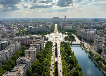 active de 162 de milioane de euro în România singură clădire de birouri și două blocuri rezidențiale 238 de apartamente zona în plină dezvoltare imobiliară milionari români atrași de proiect