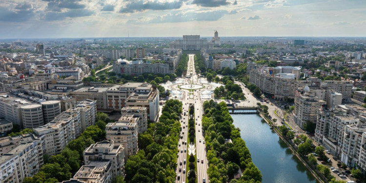 active de 162 de milioane de euro în România singură clădire de birouri și două blocuri rezidențiale 238 de apartamente zona în plină dezvoltare imobiliară milionari români atrași de proiect