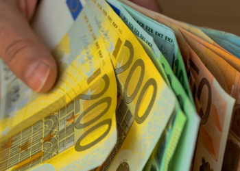 Criteriile de la Maastricht Tratatul privind funcționarea Uniunii Europene (TFUE) Aderarea la zona euro Divergențe între statele membre Legislație națională compatibilă Suedia și criteriul stabilității prețurilor