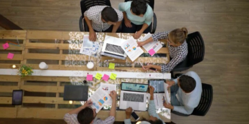 Instabilitate politică SUA Yen creștere sesiune europeană FTSE 100 în scădere Sectoare afectate: materiale de bază, imobiliare, financiare