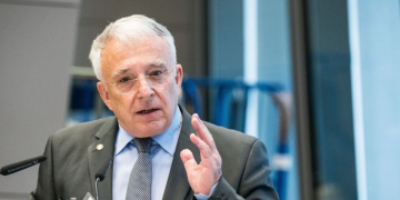 Controlarea inflației Acces limitat la credite Evoluția inflației anuale Reducerea inflației de bază și a prețurilor combustibililor Politica monetară a BNR și politica fiscală a guvernului