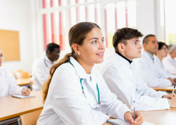 Universitatea Ștefan cel Mare din Suceava Program de licență în medicină ARACIS Autorizare de funcționare provizorie Capacitate de școlarizare: 60 studenți Durata studiilor: șase ani