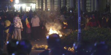Violențe în București după decizia BEC: Proteste agresive, incendii și confruntări cu jandarmii