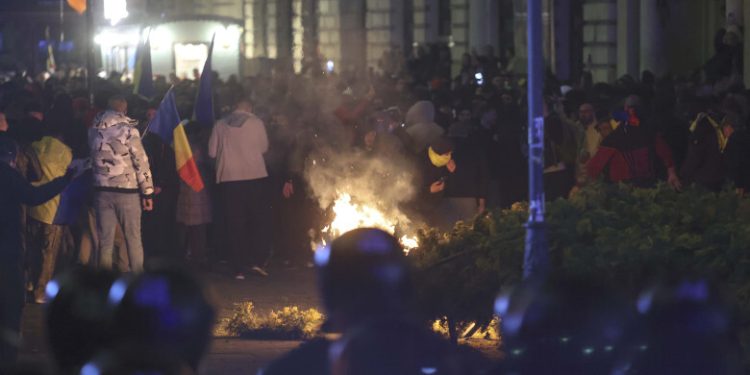 Violențe în București după decizia BEC: Proteste agresive, incendii și confruntări cu jandarmii