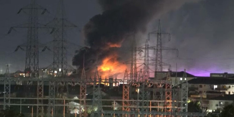 Incendiu devastator la „Dragonul Roșu”. Comercianții, disperați în fața flăcărilor