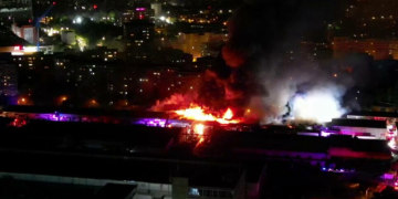 Incendiul din Pantelimon nu a fost stins nici după o noapte întreagă. Alerte în patru sectoare, hala fără autorizație ISU