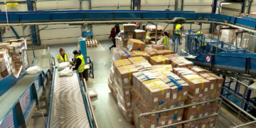 Black Friday a început mai devreme. Unele magazine au lansat deja reducerile, iar firmele de curierat se pregătesc pentru un val record de comenzi